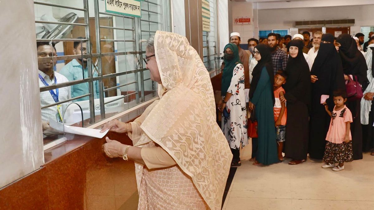 ১০ টাকায় টিকিট কেটে চোখ পরীক্ষা করালেন প্রধানমন্ত্রী শেখ হাসিনা