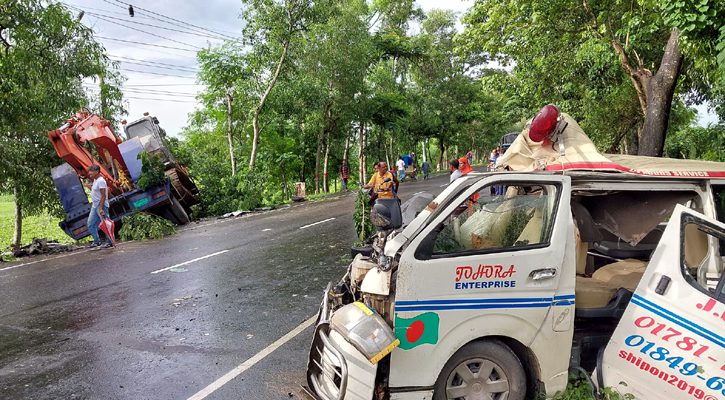 গোপালগঞ্জে অ্যাম্বুলেন্স-লোবেটের মুখোমুখি সংঘর্ষে নিহত ৪