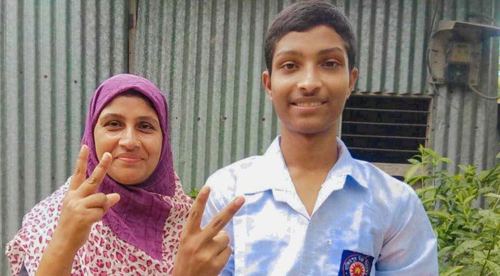 একসঙ্গে এসএসসি পাস করলেন মা ও ছেলের