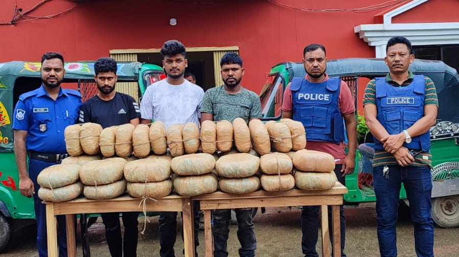 কুমিল্লায় পৃথক দুটি অভিযানে বিপুল পরিমাণ মাদকসহ ৪ মাদক ব্যবসায়ী গ্রেফতার