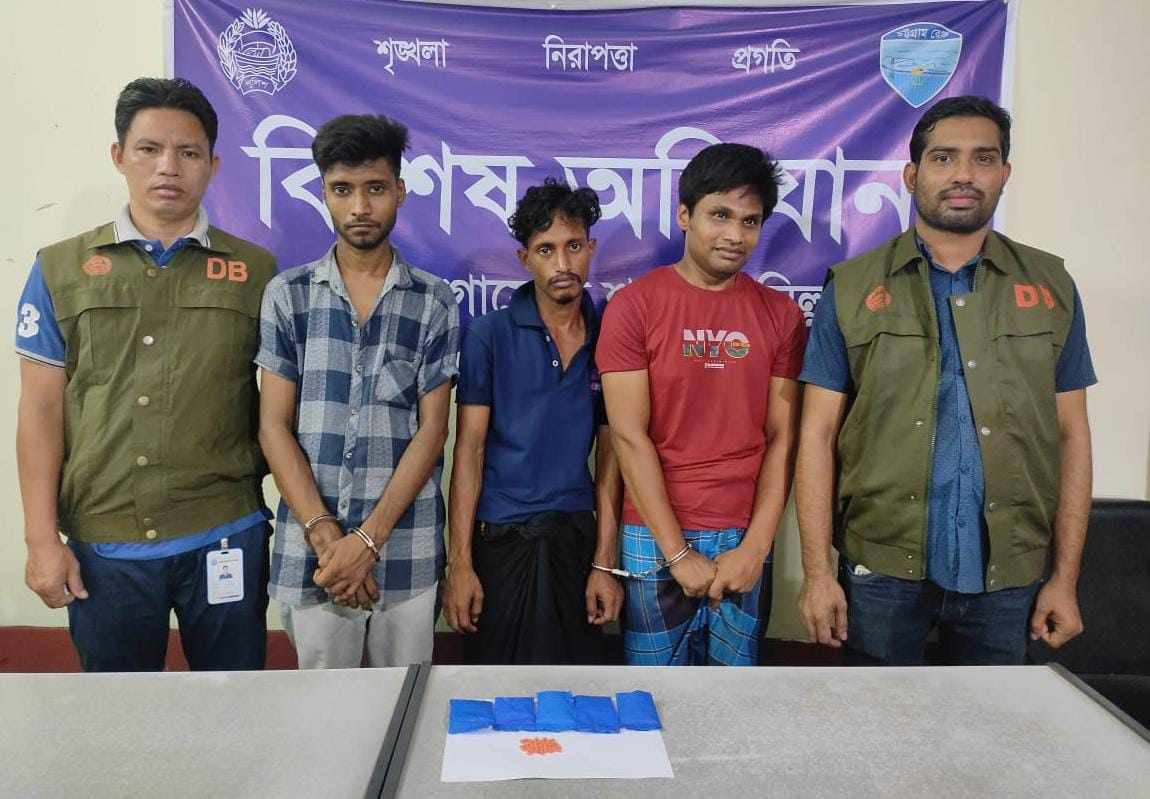 কুমিল্লার বিভিন্ন স্থানে ডিবির অভিযানে ইয়াবাসহ আটক ৫