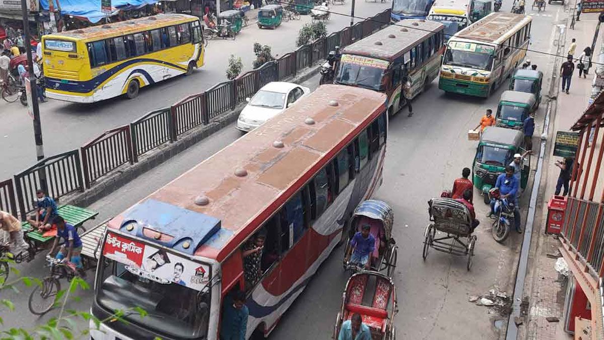 শিক্ষার্থীকে চাপা দিয়ে পালানোর সময় শিশুকে পিষে মারল বেপরোয়া বাস