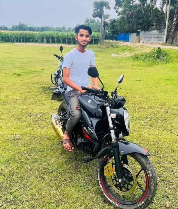 টিকটক করতে গিয়ে ট্রেনে কাটা পড়ে প্রাণ গেল কিশোরের