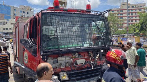 আগুন নেভাতে যাওয়ার পথে সড়ক দুর্ঘটনায় ফায়ার সার্ভিসের গাড়িচালকসহ ২ জন নিহত