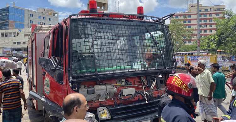 আগুন নেভাতে যাওয়ার পথে সড়ক দুর্ঘটনায় ফায়ার সার্ভিসের গাড়িচালকসহ ২ জন নিহত