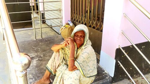 বৃদ্ধা মাকে ব্যাগ হাতে ব্যাগ হাতে বাসে তুলে দিয়ে বললেন চোখ যেদিকে যায় চলে যাও