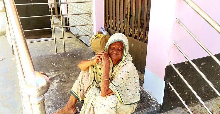 বৃদ্ধা মাকে ব্যাগ হাতে ব্যাগ হাতে বাসে তুলে দিয়ে বললেন চোখ যেদিকে যায় চলে যাও
