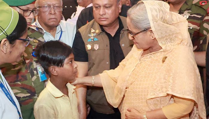 অসহায় শিশুর দায়িত্ব নিলেন প্রধানমন্ত্রী শেখ হাসিনা