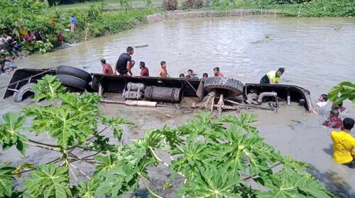 যাত্রীবাহী বাস নিয়ন্ত্রণ হারিয়ে পুকুরে পড়ে ১৩ জন নিহত