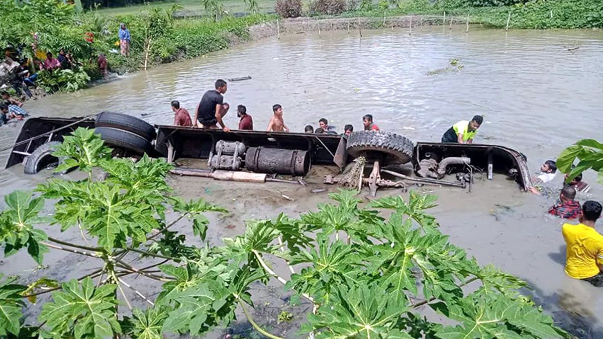 যাত্রীবাহী বাস নিয়ন্ত্রণ হারিয়ে পুকুরে পড়ে ১৩ জন নিহত