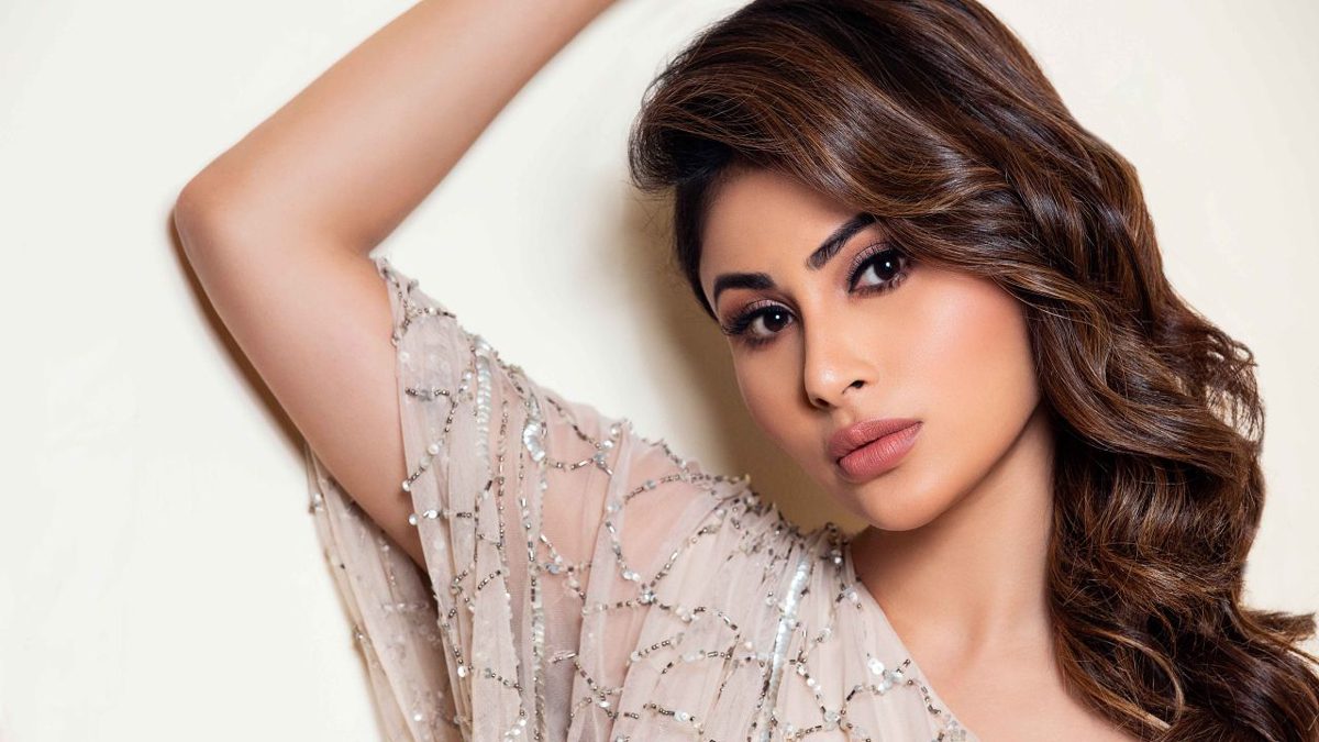 ৯ দিন পর বাড়িতে ফিরলেন অভিনেত্রী মৌনি রায়