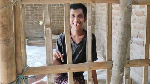 অর্থের অভাবে বাঁশের খাঁচায় বন্দি অমিতের জীবন