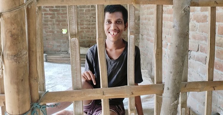 অর্থের অভাবে বাঁশের খাঁচায় বন্দি অমিতের জীবন