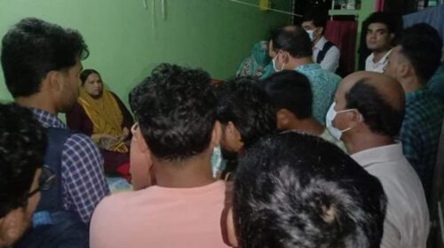 মেয়ের সন্ধান করতে এসে দেখতে পান মেয়ের পচে যাওয়া ঝুলন্ত মরদেহ