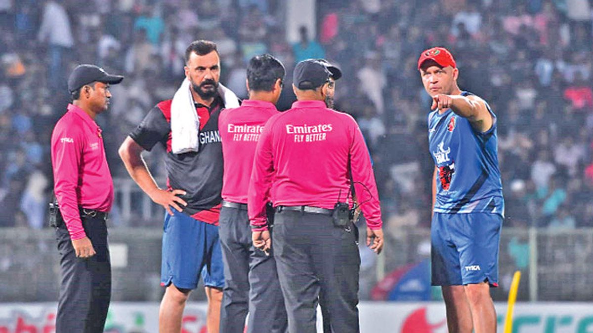বিতর্কে জড়িয়ে জরিমানার কবলে আফগান কোচ-ক্রিকেটার
