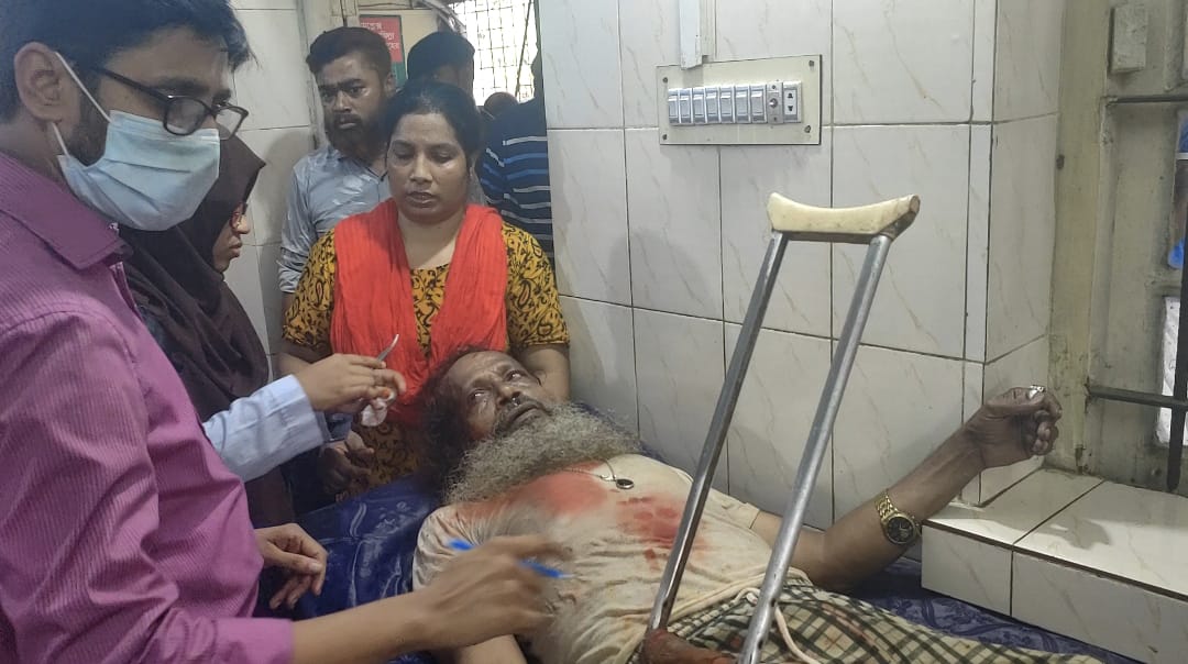 দাউদকান্দিতে জমি নিয়ে বিরোধে হামলা বাড়ি ঘর ভাংচুর