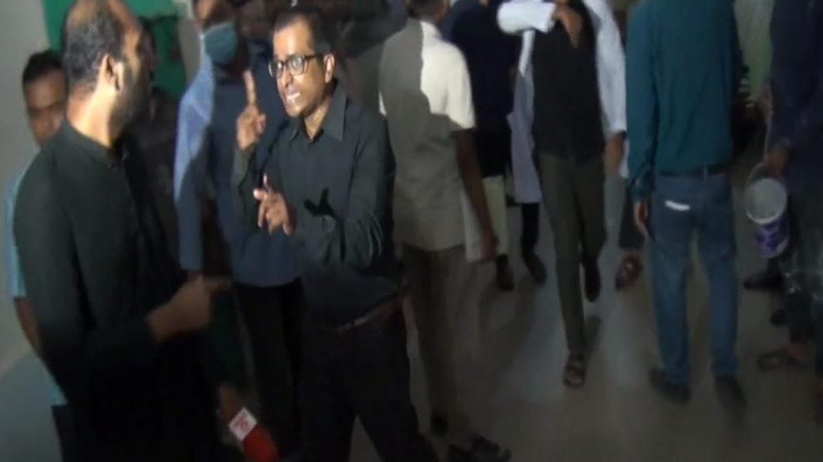 বরিশালে সাংবাদিকের ওপর চিকিৎসকদের হামলা