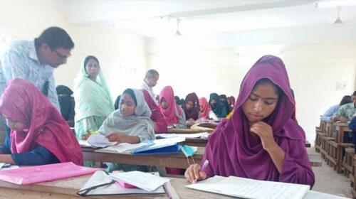 বাবার মরদেহ বাড়িতে রেখে পরীক্ষা কেন্দ্রে মেয়ে