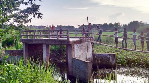 কুমিল্লায় সেতু পার হতে বাঁশের সাঁকোই ভরসা