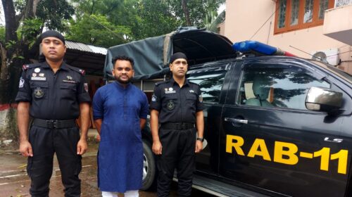 কুমিল্লায় বিদেশি পিস্তল, ম্যাগাজিন ও গুলিসহ যুবক আটক করেছে র‌্যাব