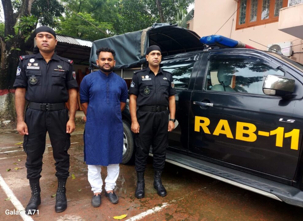 কুমিল্লায় বিদেশি পিস্তল, ম্যাগাজিন ও গুলিসহ যুবক আটক করেছে র‌্যাব