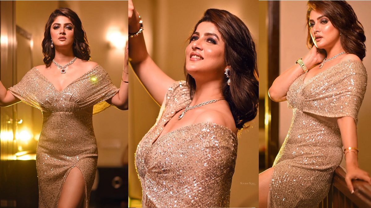 খোলামেলা রূপে জন্মদিনের কেক কাটলেন শ্রাবন্তী
