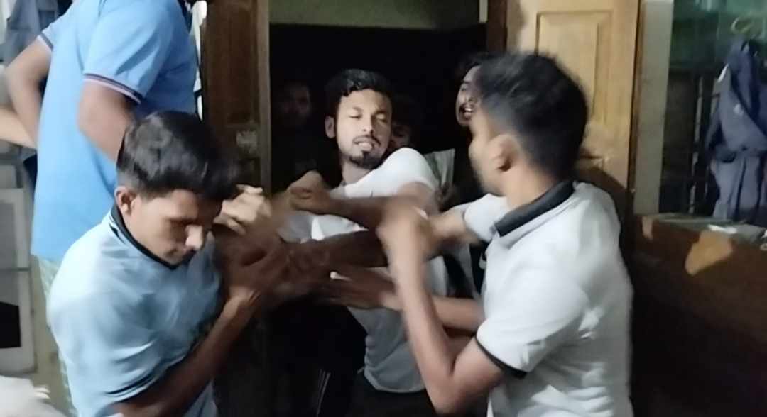 জুনিয়রদের রুমে ডাকা নিয়ে কুবিতে দু’পক্ষের সংঘর্ষ