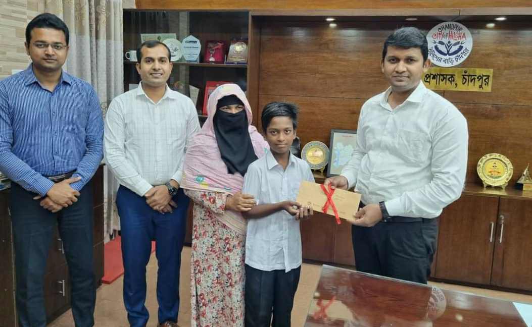 প্রধানমন্ত্রীর নজরে পড়া চাঁদপুরের সেই ‘ক্যান্টিন বয়’ রাব্বি এখন স্কুল ছাত্র