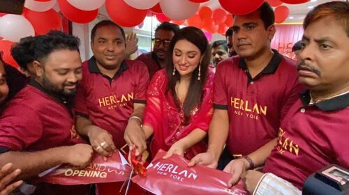 মুরাদনগরে কসমেটিকস শো-রুম উদ্বোধন করলেন চিত্র নায়িকা অপু বিশ্বাস