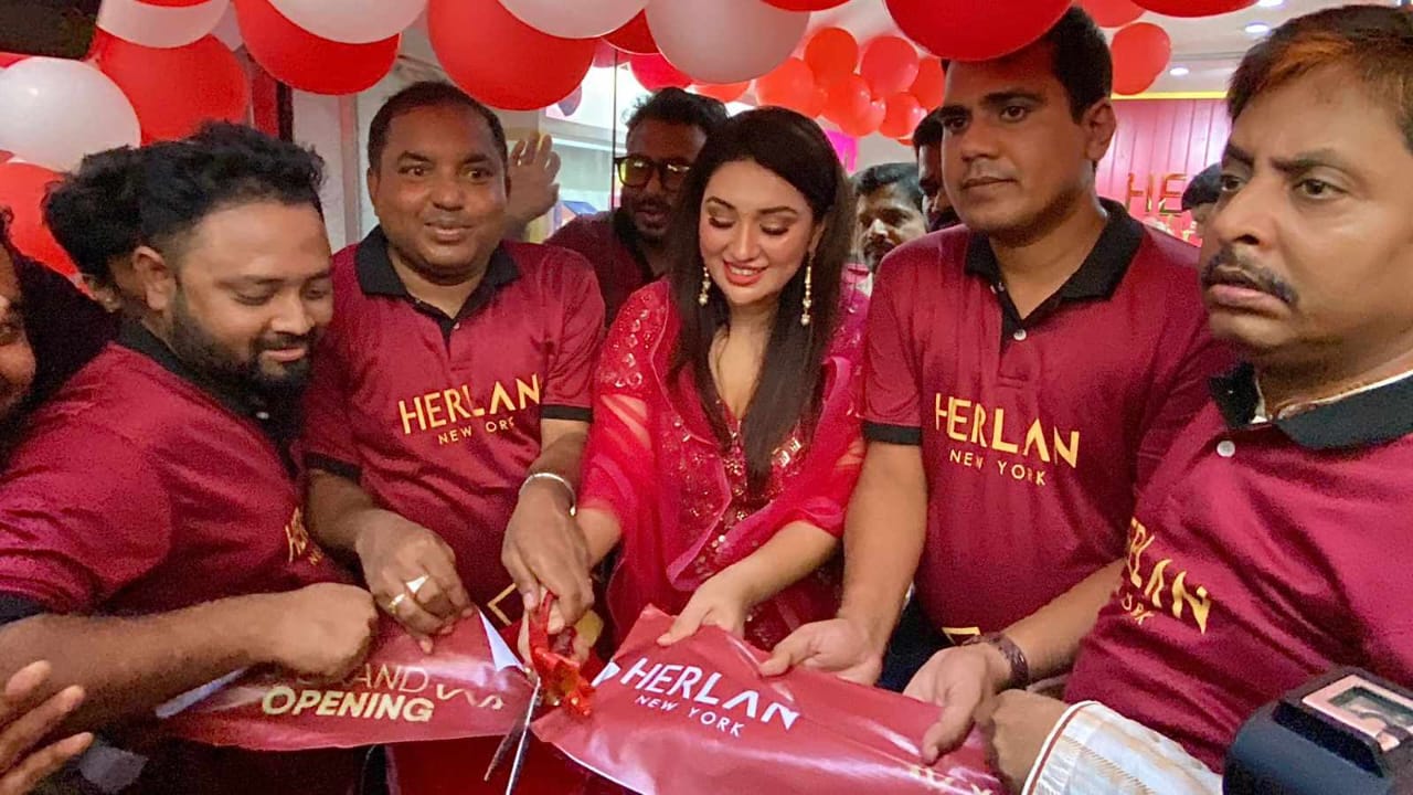 মুরাদনগরে কসমেটিকস শো-রুম উদ্বোধন করলেন চিত্র নায়িকা অপু বিশ্বাস