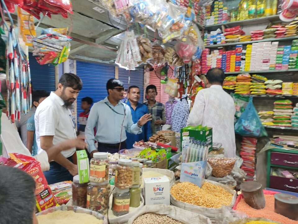 কুমিল্লার নিত্যপ‌ণ্যের বাজা‌রে অভিযান, ৪ প্রতিষ্ঠান‌কে জ‌রিমানা