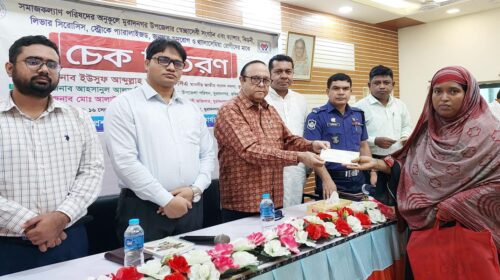 মুরাদনগরে অসুস্থ রোগীদের চিকিৎসার জন্য অনুদানের চেক প্রদান