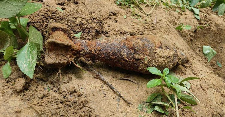 কুমিল্লার লালমাই পাহাড়ে একটি মর্টার শেলের চারপাশ ঘিরে রেখেছে পুলিশ