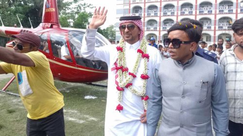 কুমিল্লায় সৌদি মালিককে নিয়ে হেলিকপ্টারে গ্রামে এলেন প্রবাসী