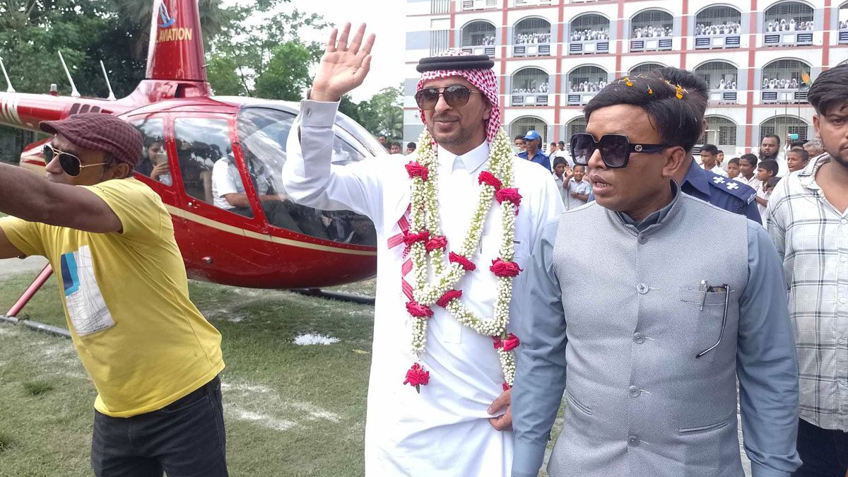 কুমিল্লায় সৌদি মালিককে নিয়ে হেলিকপ্টারে গ্রামে এলেন প্রবাসী