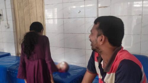 স্বামীকে বাঁচাতে এগিয়ে গেল স্ত্রী, অতঃপর আঘাতে প্রাণ হারায় কোলের শিশুর