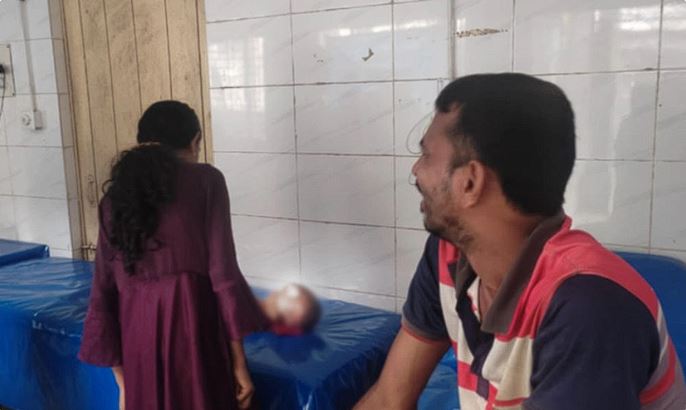 স্বামীকে বাঁচাতে এগিয়ে গেল স্ত্রী, অতঃপর আঘাতে প্রাণ হারায় কোলের শিশুর