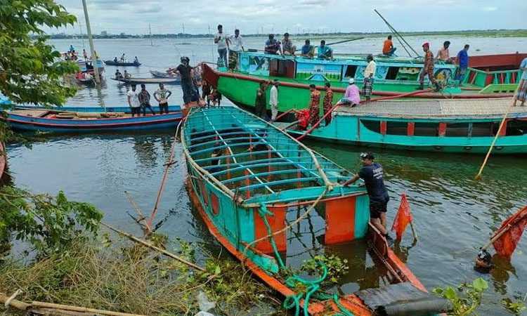 ব্রাহ্মণবাড়িয়ায় মাঝ নদীতে যাত্রীবাহী ট্রলারে ডাকাতি, স্বর্ণালংকারসহ মালামাল লুট