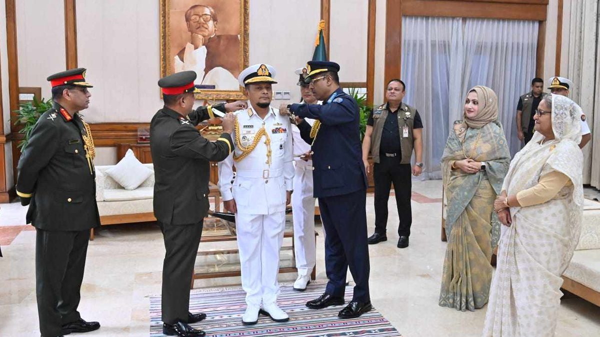 ‘এডমিরাল’ র‍্যাংক ব্যাজ পরানো হলো নৌবাহিনী প্রধানকে