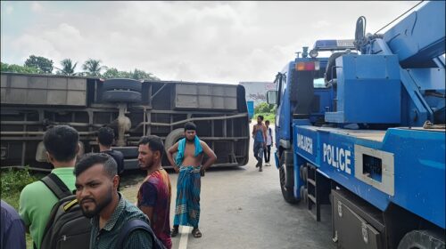 চান্দিনায় যাত্রীবাহী বাস নিয়ন্ত্রণ হারিয়ে উল্টে ৩ জন নিহত