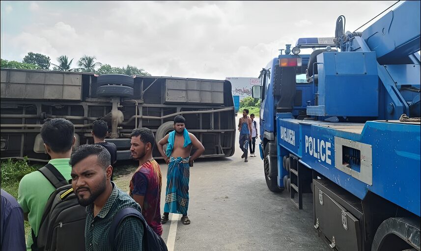 চান্দিনায় যাত্রীবাহী বাস নিয়ন্ত্রণ হারিয়ে উল্টে ৩ জন নিহত