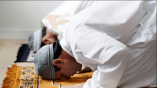 ইমামের আগে সিজদা থেকে উঠে গেলে নামাজ কি নষ্ট হয়ে যাবে?