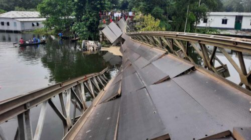 বালুবাহী ট্রাকের ভারে ভেঙে পড়েছে বেইলি ব্রিজ