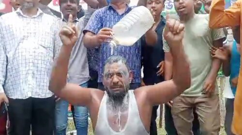 এক মণ দুধ দিয়ে গোসল করে আ.লীগ কর্মী যোগ দিলেন বিএনপিতে