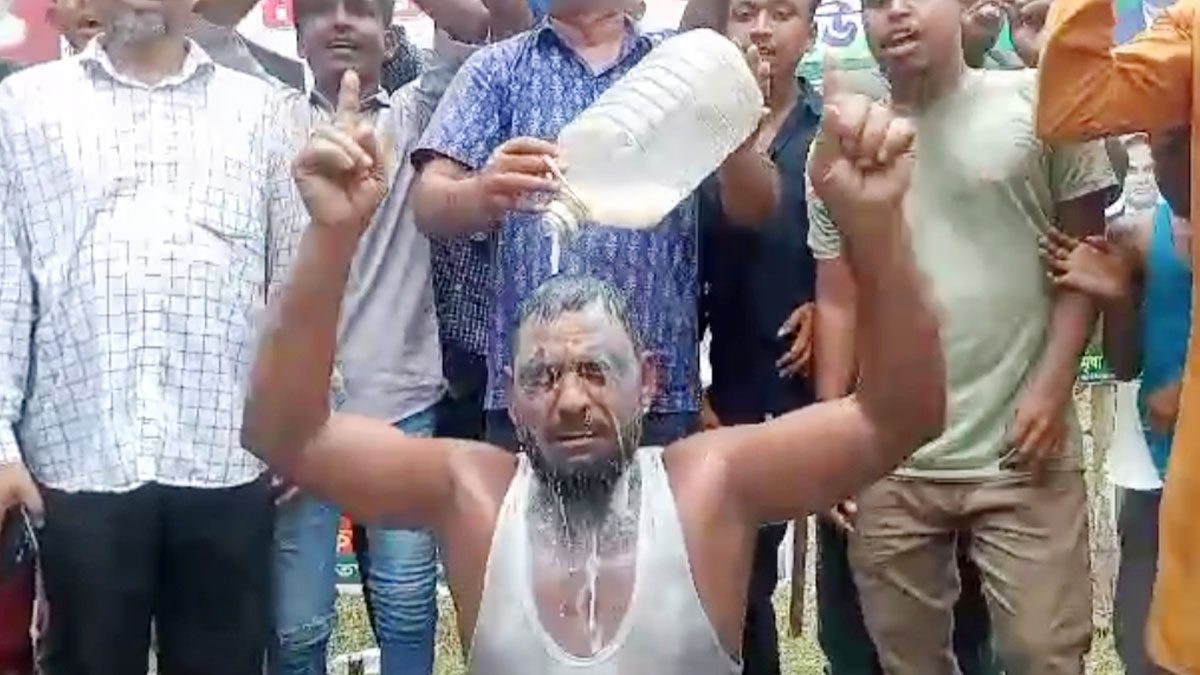 এক মণ দুধ দিয়ে গোসল করে আ.লীগ কর্মী যোগ দিলেন বিএনপিতে