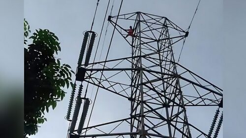 কুমিল্লায় ৩৩ হাজার ভোল্টের বিদ্যুতের টাওয়ারে বসে পা দোলাচ্ছিল যুবক, ২ ঘণ্টার পর উদ্ধার