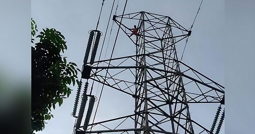 কুমিল্লায় ৩৩ হাজার ভোল্টের বিদ্যুতের টাওয়ারে বসে পা দোলাচ্ছিল যুবক, ২ ঘণ্টার পর উদ্ধার