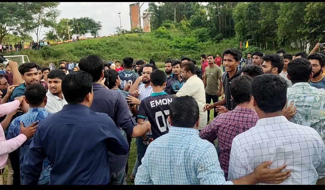 কুবিতে ফুটবল খেলাকে কেন্দ্র করে ছাত্র-শিক্ষক দ্বন্দ্ব