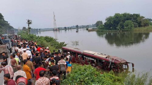 দাউদকান্দিতে সড়ক দূর্ঘটনায় নিহত ৩