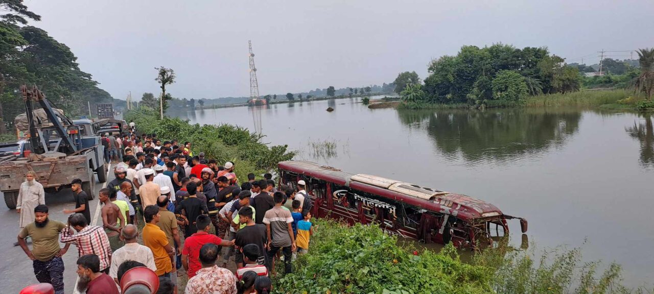 দাউদকান্দিতে সড়ক দূর্ঘটনায় নিহত ৩